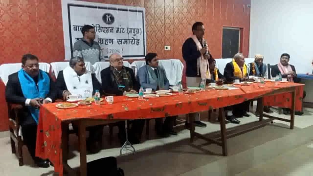 मांट तहसील सभागार में बार एसोसिएशन का शपथ ग्रहण समारोह आयोजित किया गया यूपी बार काउंसलिंग अध्यक्ष पहुंचे