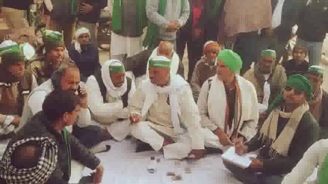 किसानों ने विभिन्न समस्याओं को लेकर राया ब्लांक पर लगाए वीडियो मुर्दाबाद के नारे।