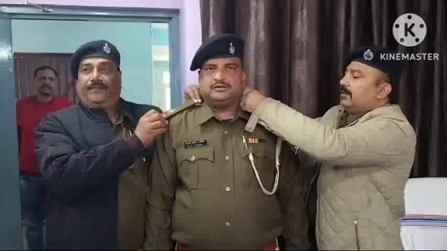 कांस्टेबल से एएसआई में पदोन्नति पर थाना अध्यक्ष ने स्टार लगाकर किया सम्मानित।