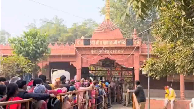 बैंकिंग न्यूज़ ___ बेलवन में पौष माह के तीसरे गुरूवार को गलन भरी ठंड में लक्ष्मी जी के दर्शन करने उमड़े श्रद्धालु भक्त।