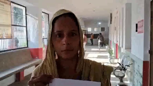 नहीं मिल रहा है आयुष्मान कार्ड का लाभ महिला ने उप जिला अधिकारी से की शिकायत