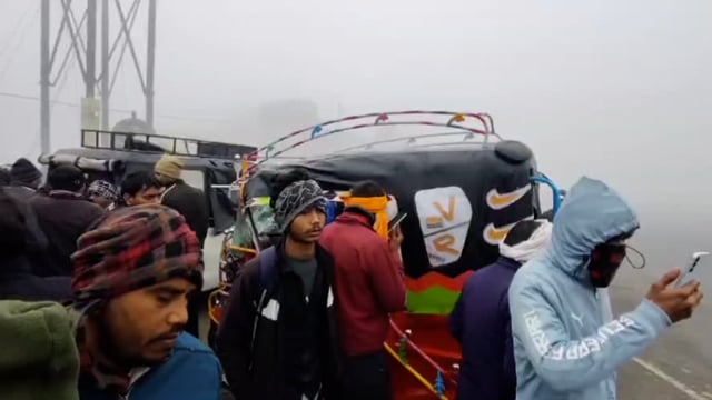 मथुरा में कोहरा का कहर कार  टेंपो की हुई भिड़ंत कई लोग हुए घायल