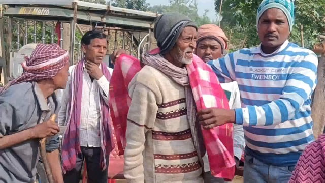 बढ़ते ठंड को देखते हुए समाजसेवी आए आगे, पूर्व जिला पार्षद प्रत्याशी ने 100 से ज्यादा गरीबों के बीच मिठाई एवं बांटे कंबल