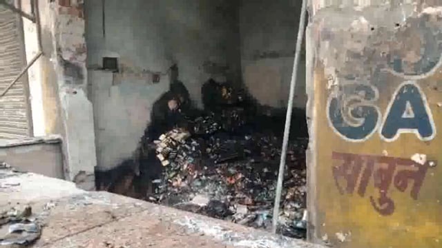 थाना कोतवाली के प्रोफेसर कॉलोनी में शॉर्ट सर्किट के चलते परचून की दुकान में लगी आग लाखों का सामान जलकर खाक