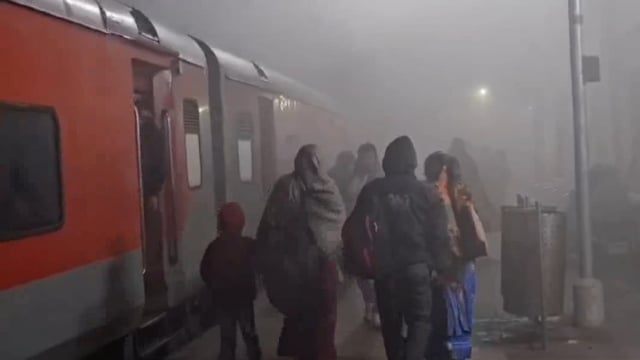 भीषण कोहरे के चलते विजिबिलिटी हुई जीरो वाहनों के साथ ट्रेन की भी रफ्तार हुयी धीमी