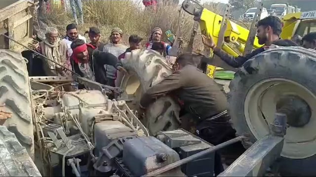 प्रतापगढ़ जिले के थाना महेशगंज क्षेत्र के शराय स्वामी गांव के पास सरिया से लदा  ट्रैक्टर खाई में पलटा एक व्यक्ति की मृत्