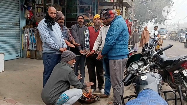 कड़ाके की ठंड है और कोहरे को देखते हुए सिरदला के लोगों ने अलाव जलाने का किया मांग