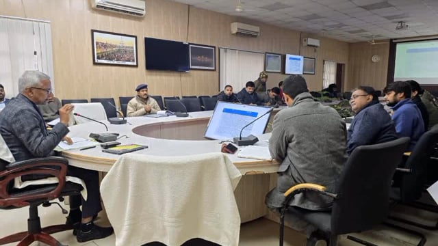 जिलाधिकारी शैलेंद्र कुमार सिंह की अध्यक्षता में कलेक्ट्रेट सभागार में राष्ट्रीय सुरक्षा जन जागरूकता बैठक की गई