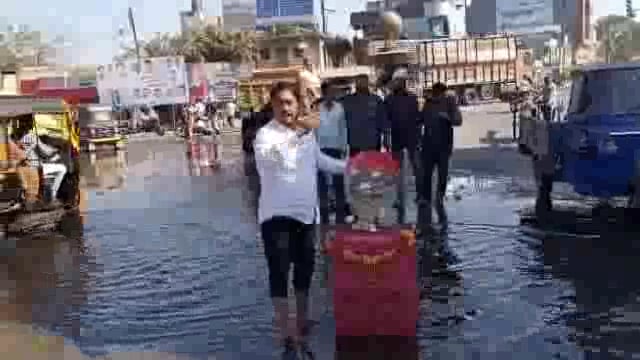 जावेद बागवान यांनी पाण्यात खुर्चीला हार घालून केला नगरपालिकेचा निषेध