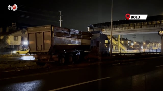 Kontrolden Çıkan Tır Orta Refüje Savruldu