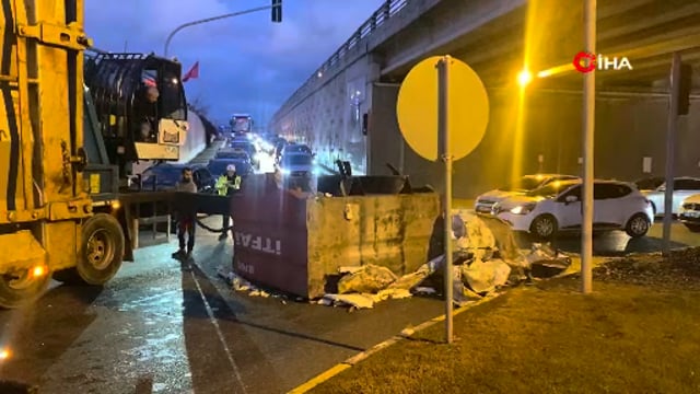 Kamyonun üzerindeki yükler alt geçide takıldı: Trafik kilitlendi