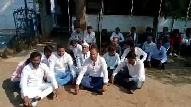 मनोज जरांगे पाटील यांच्यावर गुन्हा दाखल करावा,ओबीसी समाजाचा ग्रामीण पोलीस ठाण्यासमोर ठिय्या आंदोलन