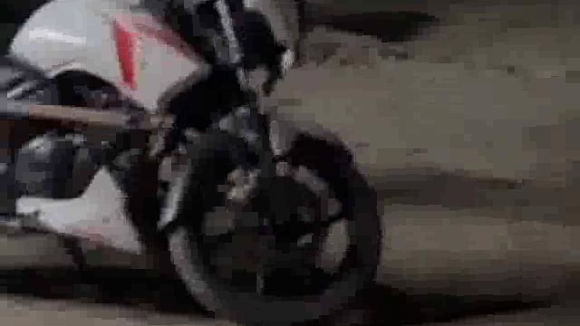 नवाबगंज थाना क्षेत्र में अनियंत्रित ट्रक डिवाइडर से टकरा कर पलटा,लोगों में  मचा हड़कंप ।