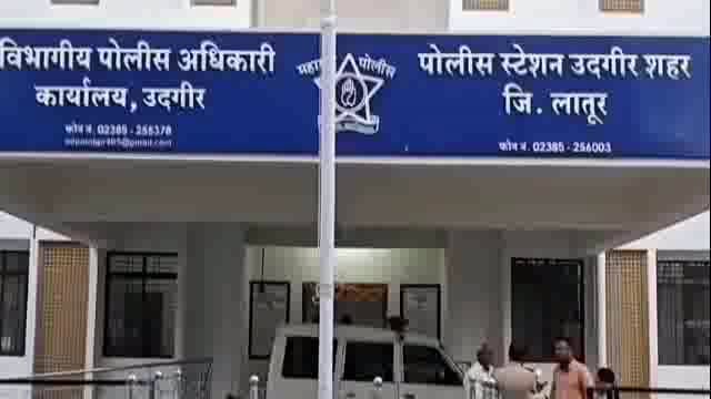 नगरपालिकेसमोर एकास मारहाण करून सोन्याची अंगठी व चैन काढून घेतले,तिघांवर गुन्हा दाखल