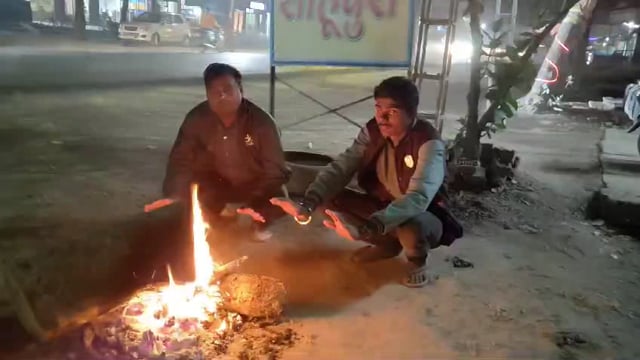 यह अलाव जलनें में नगर पालिका अकबरपुर का कोई रोल नहीं है
बार-बार कहने के बावजूद नगर पालिका परिषद अकबरपुर द्वारा लकड़ी नहीं भेजी जा रही है अस्पतालों में भर्ती मरीजों से लेकर तीमारदार तक राहत की सांस ले रहे हैं.