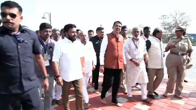 माननीय मुख्यमंत्री देवेंद्र फडणवीस यांनी तालुका‌शिरोळ नांदणी या ठिकाणी आज स्वस्तीश्री जिनसेन  भट्टारक पट्टाचार्य महास्वामी संस्था मठ यांच्या वतीने आयोजित केलेल्या पंचकल्याण प्रतिष्ठा महोत्सवाला उपस्थित राहिले.