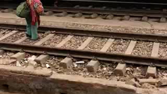 मथुरा में महिला के ऊपर से गुजरी मालगाड़ी ट्रेन के आने पर रेलवे ट्रैक पर लेटी रही महिला जिससे बची उसकी जान