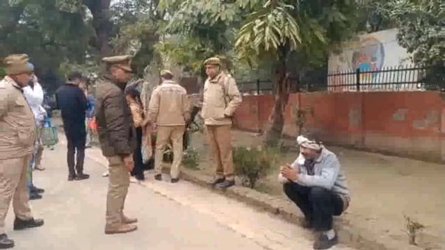 अपनी फरियाद लेकर पहुंचे जिला अधिकारी कार्यालय फरियादी ने किया आत्मदाह का प्रयास