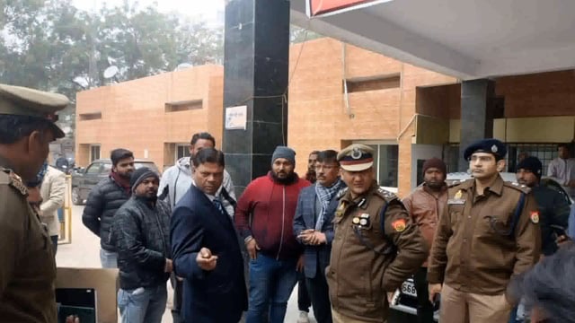 आरटीओ कार्यालय पर डीएम ने मारा छापा दलाल हुए फरार