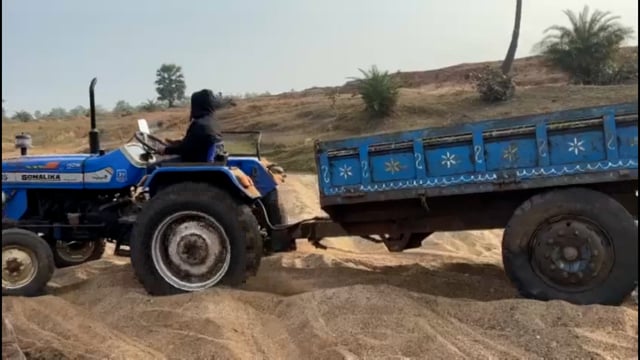 चांदन थाना पुलिस द्वारा अवैध बालू लदा एक ट्रैक्टर किया जप्त, पर चालक ट्रैक्टर छोड़ भागने में हुआ सफल