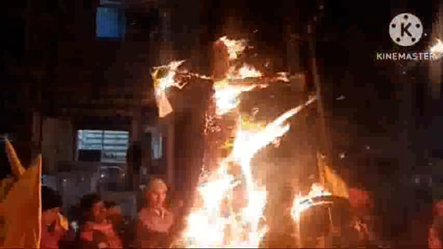 बीपीएससी परीक्षा पेपर लीक मामले में जनसुराज पार्टी के द्वारा नीतीश कुमार का किया गया पुतला दहन।