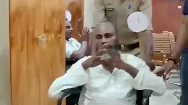 उत्तर प्रदेश में बड़ी संख्या में नकली नोट छापने और कुंभ मेले प्रयोग करने की योजना बना रहे समाजवादी पार्टी के 10 नेताओं police Ne Pakda