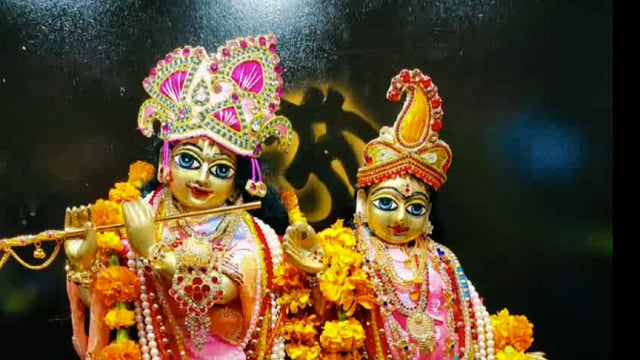 मांट राधा रानी तीन वन ब्रज परिक्रमा की भजन संध्या में श्रद्धालु आनंदित होकर झूम उठे