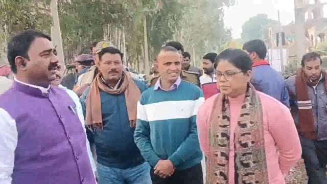 विधायक ने भूमि सुधार उप समाहर्ता की उपस्थिति में प्रखंड कार्या0 भवन निर्माण को लेकर प्रस्तावित भूमि का किया निरीक्षण 