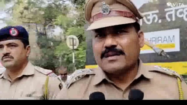 कोल्हापूर व इंचलकरजी ट्रॅफिक पोलिसांच्या वतीने दुचाकी गाड्यांचे कर्ण कर्कश सायलेन्सर काढण्याच्या मोहिमेमध्ये काढलेले सायलेन्सर वर आज रोड रोलर फिरविण्यात आला.