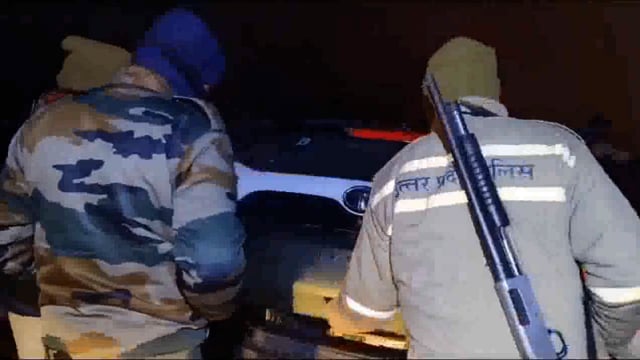 माट मथुरा पुलिस व आबकारी ने दो कारों में अलग-अलग स्थान पर पकड़ी शराब