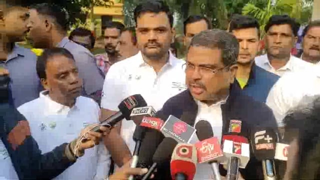 କପିଳାସ ହlପ୍ପ ମାରାଥନ ର ଦ୍ଵିତୀୟ ଉତ୍ସବ ରେ କେନ୍ଦ୍ରମନ୍ତ୍ରୀଙ୍କୁ କପିଳାଶ ବିକାଶ ତରଫରୁ ଦାବିପତ୍ର ପରେ ଧମେନ୍ଦ୍ର ପ୍ରଧାନ ଙ୍କ ପ୍ରତିକ୍ରିୟ