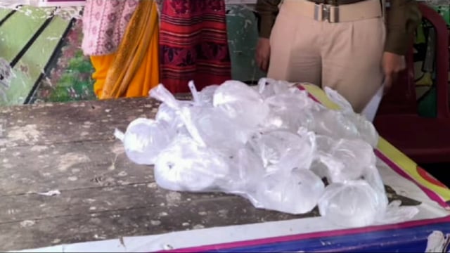 उत्पाद विभाग ने जिले भर में अभियान चलाकर 44 लीटर देशी शराब एवं 8 लीटर विदेशी शराब के साथ 4 कारोबारियों पर की कार्रवाई