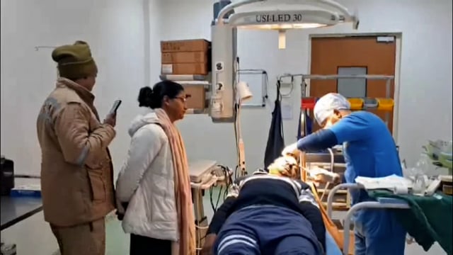 बांके बिहारी क्षेत्र में छज्जा गिरने से दर्शन करने आए 3 श्रद्धालु हुए चुटैल, अस्पताल में कराया भर्ती।