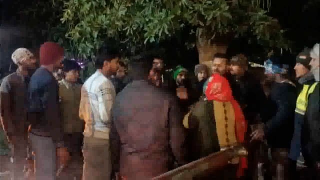 रूपए के लेनदेन को लेकर रामकृष्ण मिशन अस्पताल के मुख्य गेट पर तिमारदारो और पार्किंग संचालकों में हुई मारपीट, वीडियो वायरल