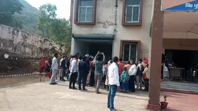 भूमि संबंधी मामले के निष्पादन हेतु आयोजित जनता दरबार में उमड़ी फरियादियों की भीड़ 