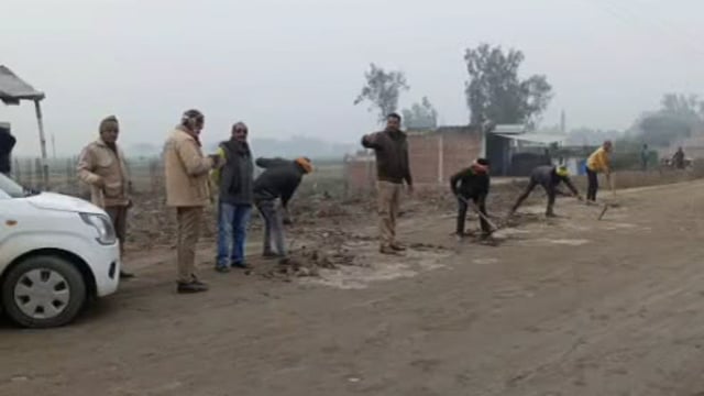 बाघराय थाना क्षेत्र के बिहार चौकी इंचार्ज अमित द्विवेदी ने पेश की मानवता की मिसाल राहगीरों को बड़ी दुर्घटना से बचाया,