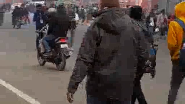 प्रयागराज महाकुंभ 2025 के मेले में जाते दर्शनार्थियों की लंबी कतार संगम स्नान के लिए लोग हुए पैदल रवाना कड़ी सुरक्षा में