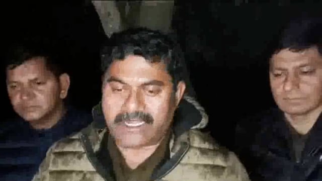 वृंदावन पुलिस व एसओजी टीम की महिला से पर्स लूटने वाले बदमाश से हुई मुठभेड़, बदमाश के पैर में लगी गोली।