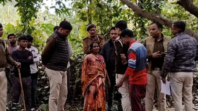 एक युवक का शव पेड़ से लटका हुआ बरामद किया गया है। पेड़ से लटका मिले शव से इलाके में सनसनी मच गई है। शव के पास से कई नशीले पदार्थ भी बरामद किया गया है। घटना के बारे में सूचना मिलते ही पुलिस घटना स्थल पर पहुंची, पुलिस ने शव बरामद कर पोस्टमार्टम के लिए अनुमंडल अस्पताल भेज दिया है और मामले की जांच में जुट गई है।