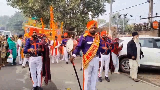 सिखों के दसवें और आखिरी गुरु गोविंद सिंह जैसे वीर संत की आकर्षक बैंड बाजा के साथ शोभायात्रा निकाली गई