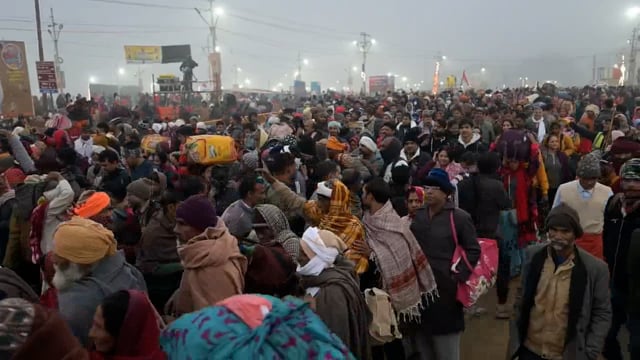 प्रयागराज में कुंभ स्नान करने के लिए उमड़ा जनसैलाब श्रद्धालुओं की लगी लंबी कतारे,