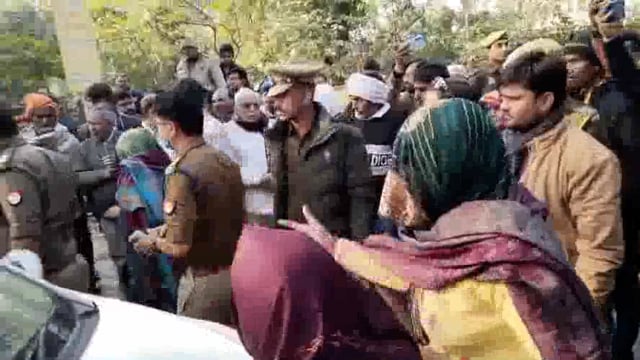 पोस्टमार्टम के बाद मृतक का शव जिला अधिकारी कार्यालय पर रखकर परिजनों ने काटा हंगामा आरोपियों की गिरफ्तारी की मांग 