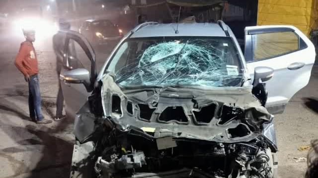 भीषण एक्सीडेंट महेशगंज थानाक्षेत्र क़े नगर पंचायत हीरागंज चौराहे पर डंपर और कार के आमने-सामने से टक्कर मे कार क्षतिग्रस्त