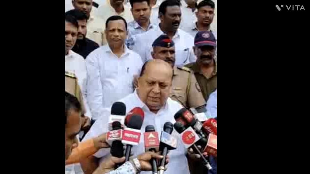 वैद्यकीय शिक्षण मंत्री मा हयन मुश्रीफ यांनी आढावा बैठकीनंतर पत्रकारांशी वार्तालाप करताना विचारलेल्या प्रश्नांची उत्तरे दिली.