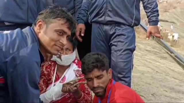 सफा धर्म के अनुयाई पूजा कर वापस आने के क्रम में पैर फिसलने से जख्मी हो गए; सभी जख्मी को अपदा मित्र ने पहुंचाया अस्पताल 