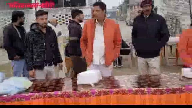 आलोक मिश्रा ने कराया खिचड़ी भोज, बच्चों को वितरित कीं पाठ्य पुस्तकें