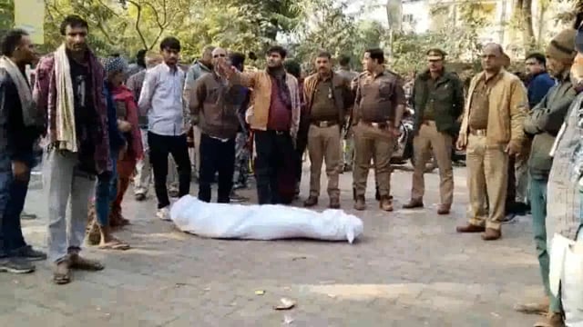 सड़क पर शव रख कर जाम व हंगामा करने पर 55 लोगों के खिलाफ रिपोर्ट दर्ज तीन ट्रैक्टर सीज