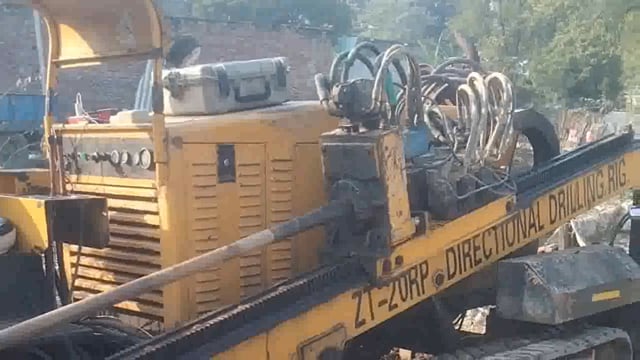 मांट के पानीगांव में मोबाइल टावर पर वाई-फाई सुविधा के लिए चल रहा केवल बिछाने का कार्य।