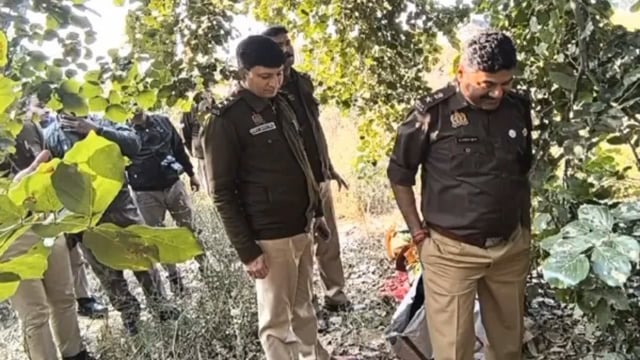 वृंदावन क्षेत्र के अंतर्गत धोरेरा के जंगल में एक महिला का अज्ञात शव मिला मौके पर पहुंची पुलिस