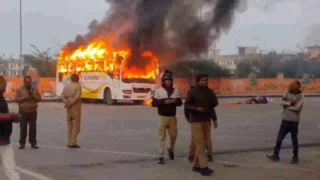 कुंभ स्नान करके लौट के आ रहे तेलंगाना की यात्रियों भरी बस में लगी आग एक यात्री की मौत